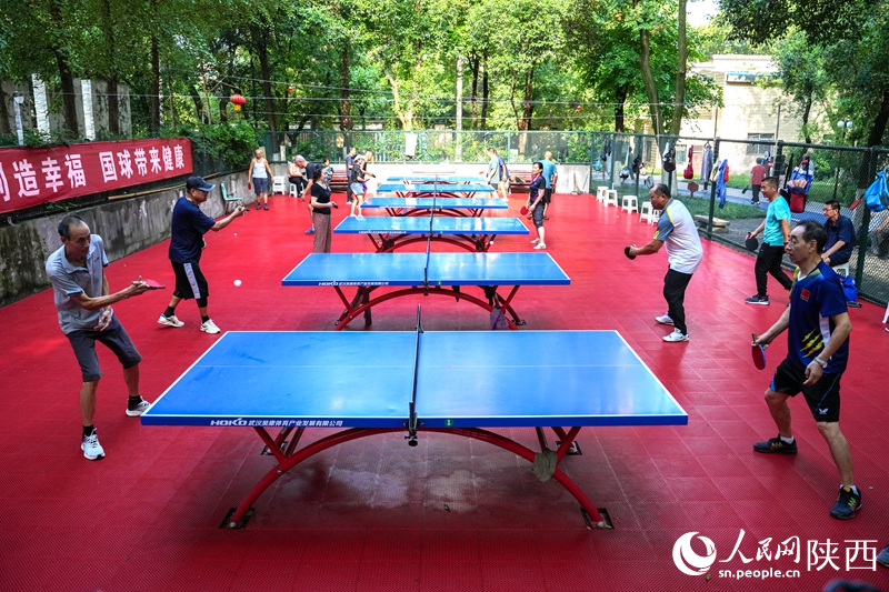 西安市勞動公園內(nèi)，乒乓球愛好者們激戰(zhàn)正酣。人民網(wǎng)記者 賈凱璐攝