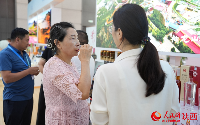 觀展群眾品嘗展區(qū)內(nèi)的酒。人民網(wǎng)記者 白鴿攝