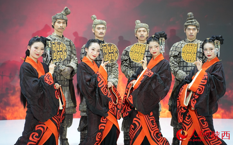 陜文投展區(qū)內(nèi)的“赳赳大秦”演出。人民網(wǎng)記者 白鴿攝