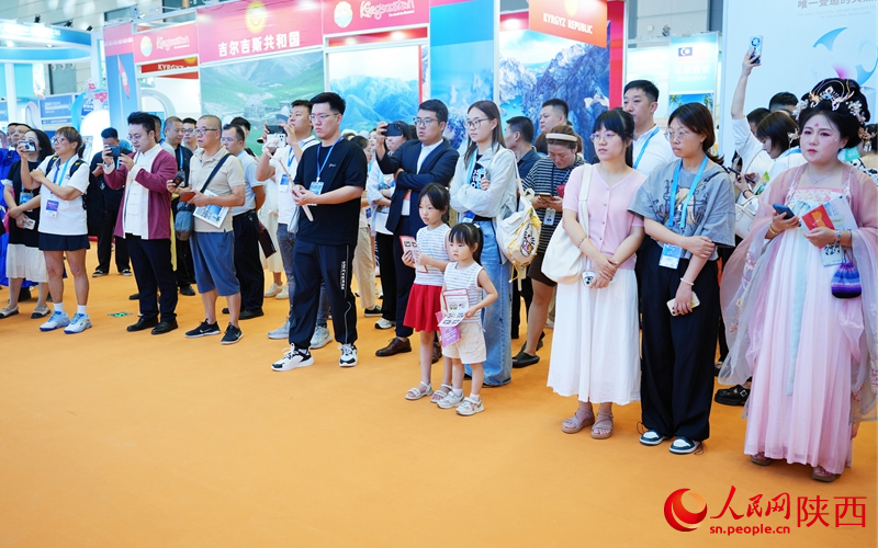 展館內(nèi)的精彩表演引來群眾圍觀。人民網(wǎng)記者 白鴿攝
