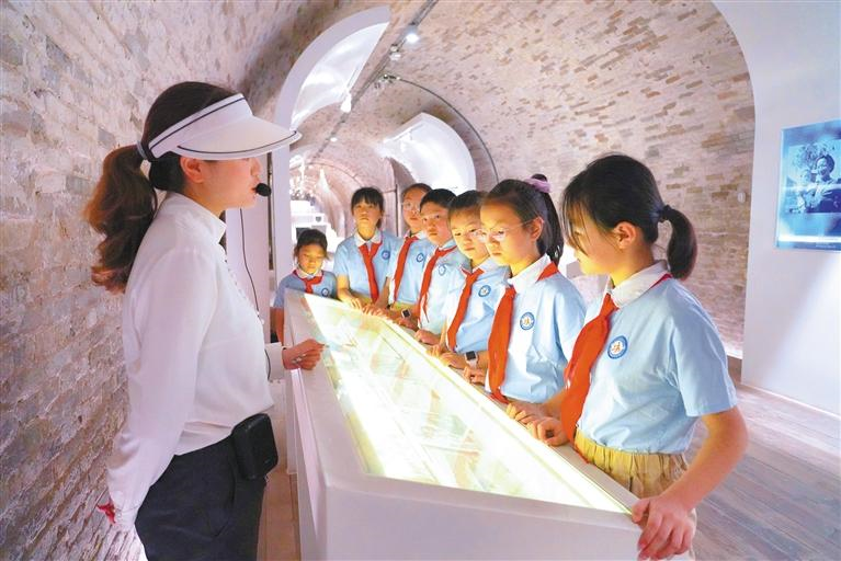 8月8日，寶雞高新第二小學(xué)學(xué)生在長樂塬抗戰(zhàn)工業(yè)遺址研學(xué)。