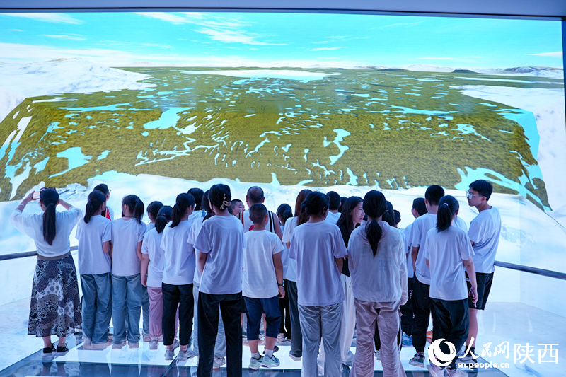 館內(nèi)的“裸眼3D”黃河漂流之旅吸引眾多游客體驗(yàn)。人民網(wǎng)記者 鄧楠攝