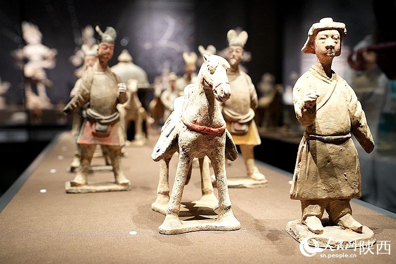元代黑陶彩繪俑，展示了當(dāng)時一品大員出行景象。人民網(wǎng)記者 賈凱璐攝