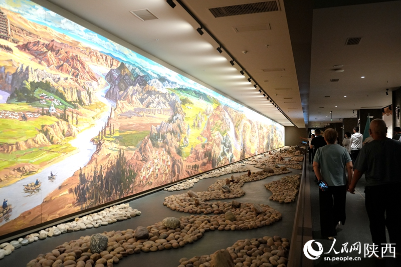 館內(nèi)80米文化長卷，生動(dòng)展示沿黃九省區(qū)的地域景觀。人民網(wǎng)記者 鄧楠攝