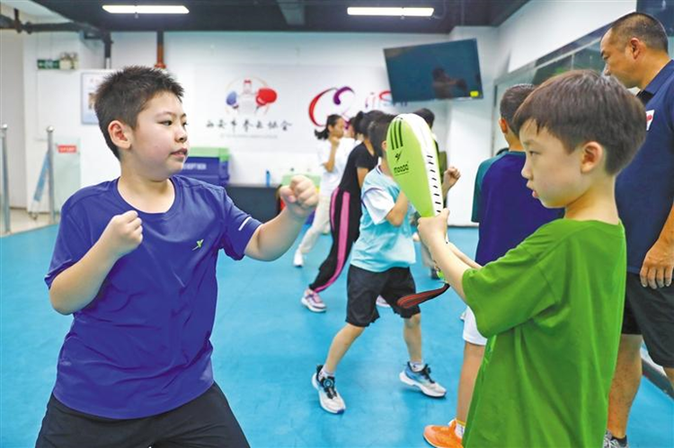 8月16日，青少年拳擊愛好者在西安秦士拳擊健身俱樂部鍛煉。