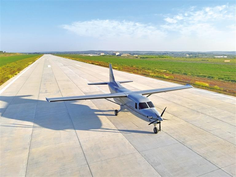 8月22日，我國(guó)首架商載3噸級(jí)別大型無(wú)人運(yùn)輸機(jī)——SA750U，在位于陜西省靖邊縣的無(wú)人機(jī)試驗(yàn)測(cè)試中心成功首飛。 采訪對(duì)象供圖