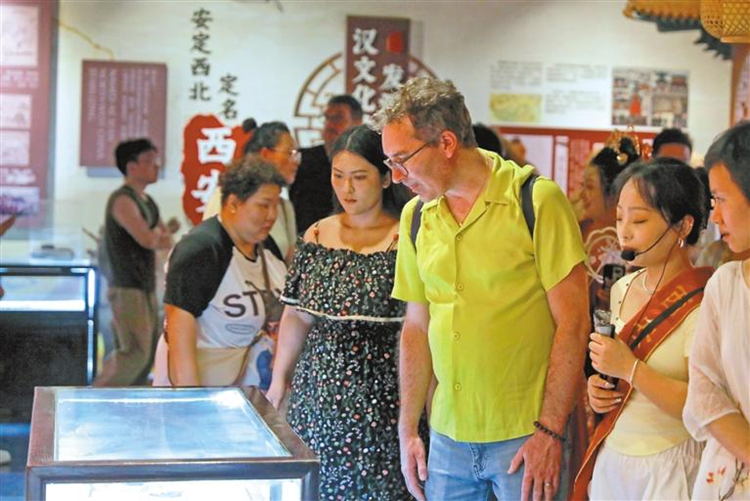 8月24日，法國游客在西安記憶展覽館游覽。許奧博攝