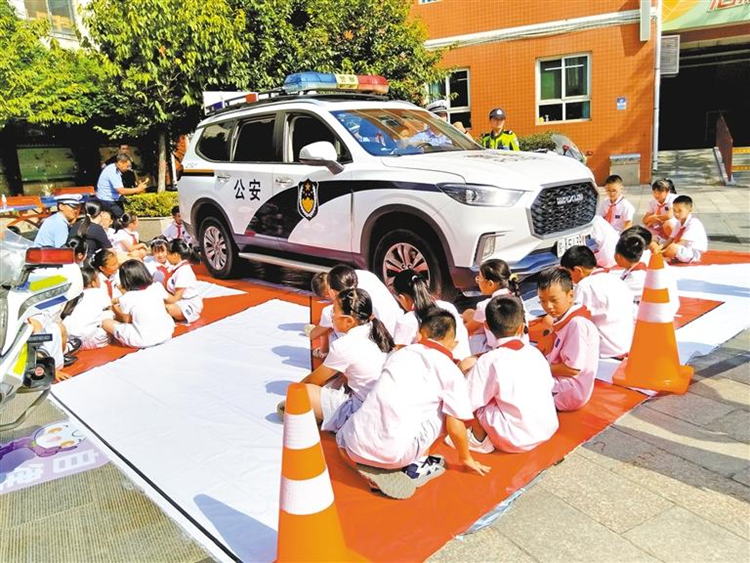 9月1日上午，西安公安交警雁塔大隊(duì)小寨中隊(duì)民警在翠華路小學(xué)開展交通安全宣講。圖為學(xué)生觀察體驗(yàn)汽車駕駛盲區(qū)。
