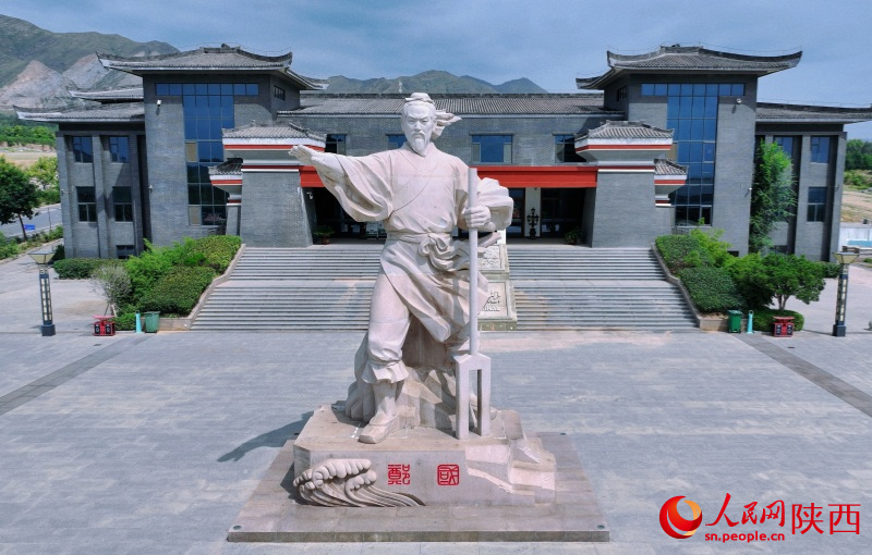 韓國水利專家鄭國雕像（航拍圖）。人民網(wǎng)記者 孫挺攝