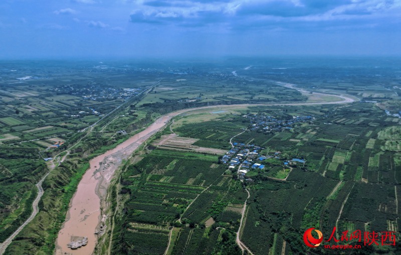 渠道兩岸，翠影搖曳；渠水潺潺，灌溉著廣袤的田野，滋養(yǎng)著萬(wàn)千生靈（航拍圖）。人民網(wǎng)記者 孫挺攝