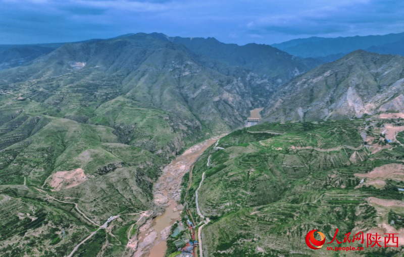 渠道兩岸，翠影搖曳；渠水潺潺，滋養(yǎng)著萬千生靈（航拍圖）。人民網(wǎng)記者 孫挺攝