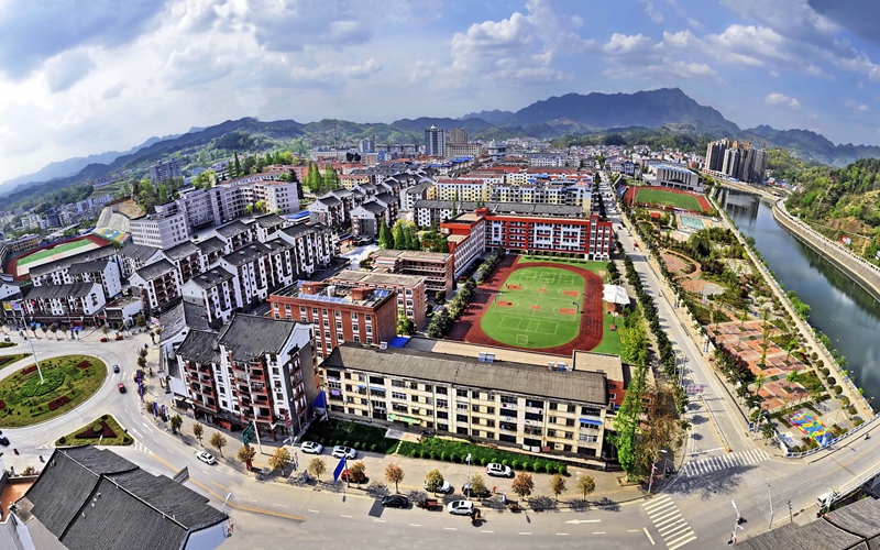 山水環(huán)抱的寧強(qiáng)縣城。劉炳林 攝