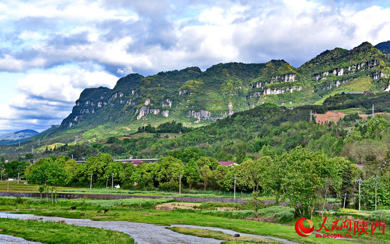 漢江源頭玉帶河畔的九臺山。人民網(wǎng)記者 白鴿攝