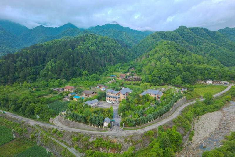 群山環(huán)繞下的西安市引湑濟黑調水工程都督門管理站。王旭東攝
