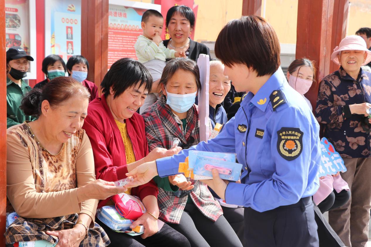 4月18日，神木市城市管理執(zhí)法大隊志愿者向居民宣傳“文明出行”知識，并發(fā)放創(chuàng)文宣傳品、倡議書，倡導(dǎo)居民在日常生活中做到文明出行、文明停車，共同助力全國文明城市創(chuàng)建。