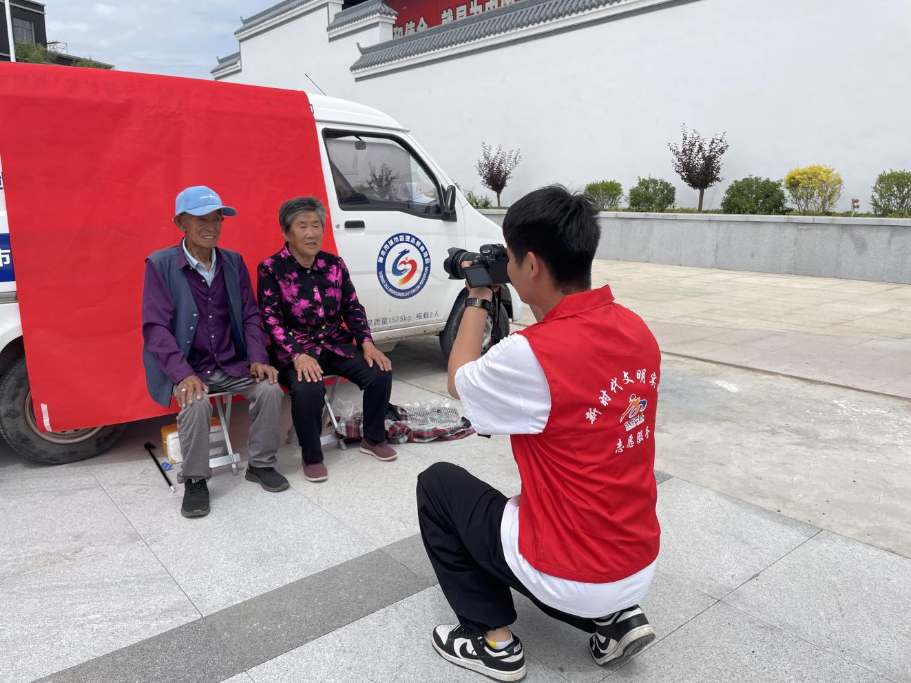6月25日，神木市“逢五出發(fā) ”新時代文明實踐活動走進中雞鎮(zhèn)為轄區(qū)70歲以上的老年人免費拍攝了幸福照。