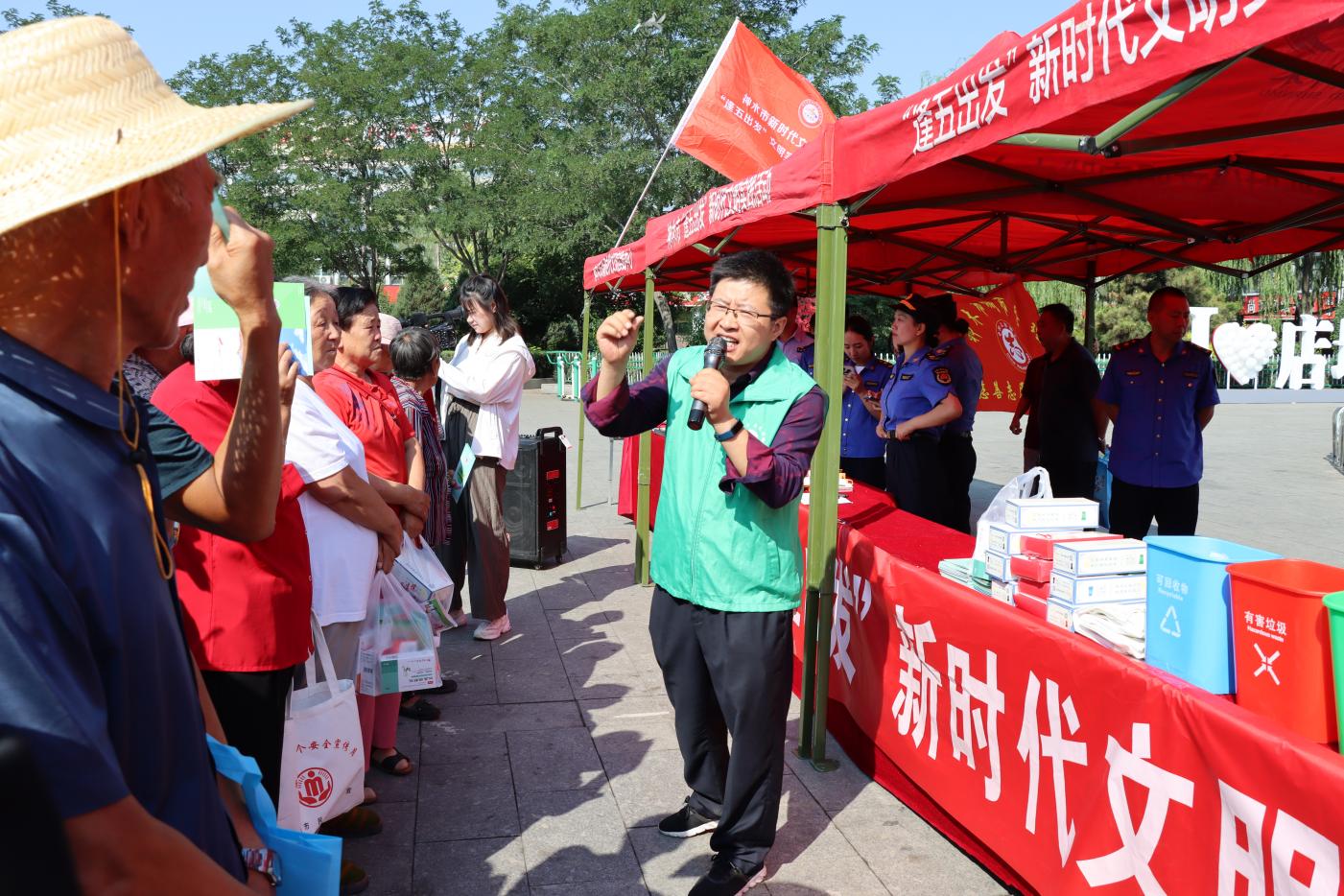 8月15日，神木市“逢五出發(fā) ”新時代文明實踐活動走進店塔鎮(zhèn)開展垃圾分類宣講。