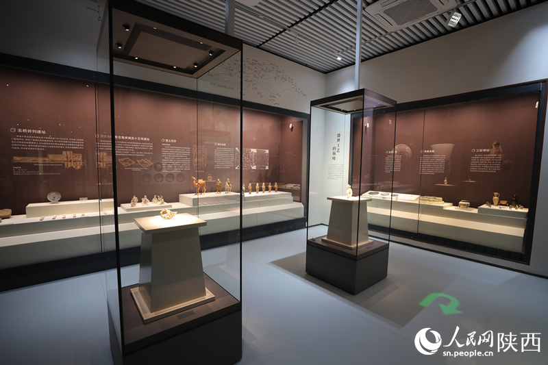西安市文物保護(hù)考古研究院集中展示成立30年來的重要考古成果。人民網(wǎng)記者李志強(qiáng) 攝