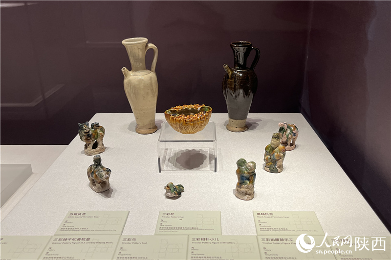 西安市文物保護(hù)考古研究院集中展示成立30年來的重要考古成果。人民網(wǎng)記者李志強 攝