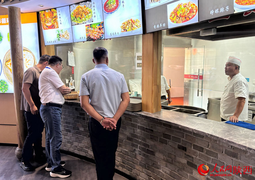 客商在澄城縣參觀考察一家水盆羊肉店。