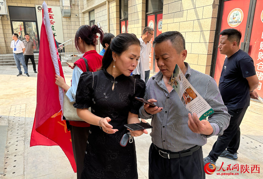 客商與企業(yè)負(fù)責(zé)人互留聯(lián)系方式。