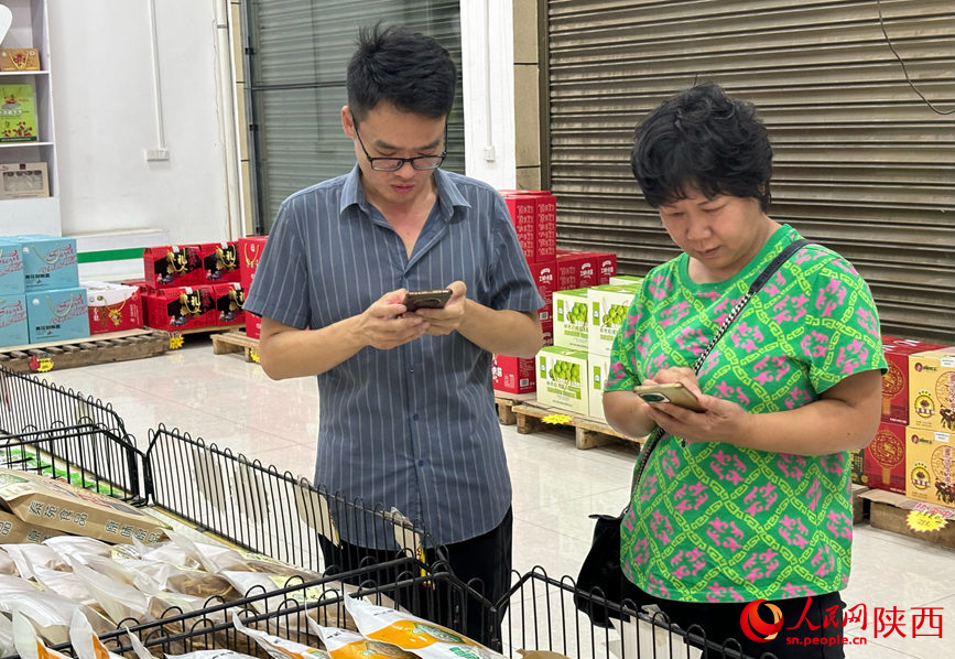 客商與企業(yè)負(fù)責(zé)人互留聯(lián)系方式。