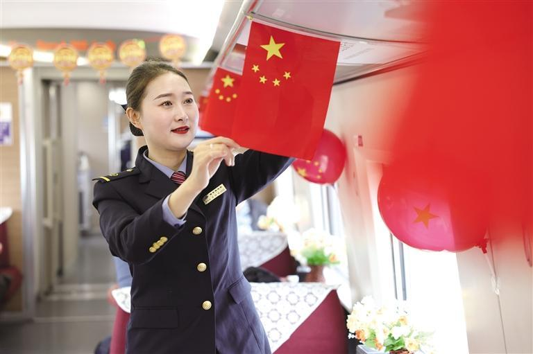 十月二日，在“暢游關(guān)中平原”旅游專列上，乘務(wù)員精心裝扮車廂。 本報(bào)記者 楊光攝
