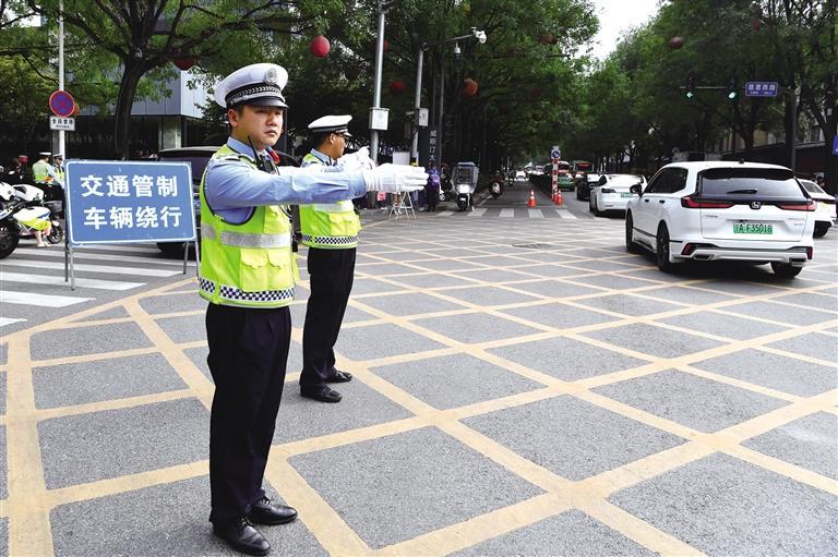 十月四日，交警在西安大唐不夜城景區(qū)周邊指揮交通。杜瑋攝
