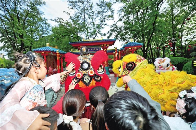 國慶假期，大唐芙蓉園國慶主題活動吸引來自四面八方的游客。圖為10月1日，游客與演員互動。許奧博攝