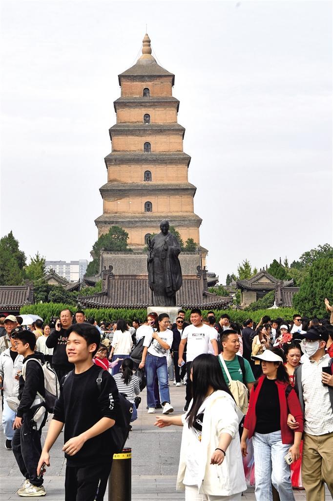 10月6日，游客在西安大雁塔景區(qū)參觀游覽。杜瑋攝