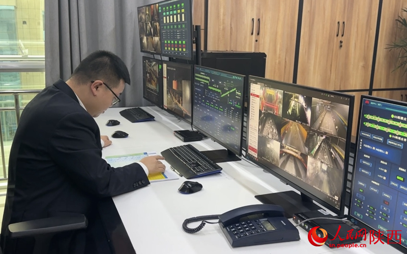 膠帶運輸隊集控中心內，工作人員監(jiān)控井下皮帶運行情況。人民網記者 白鴿攝