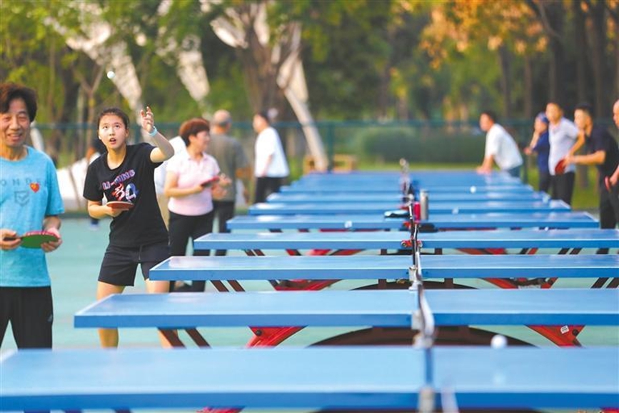10月15日，在西安城市運動公園乒乓球活動區(qū)，不少乒乓球愛好者利用下班時間鍛煉。肖陽熠攝