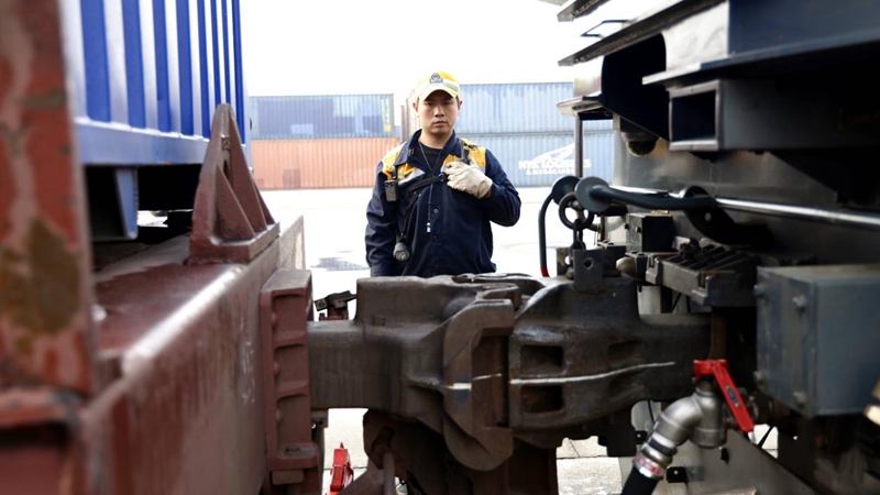 中歐班列發(fā)車前，調(diào)車作業(yè)人員確認機車車輛連掛狀態(tài)。賈智煒 攝