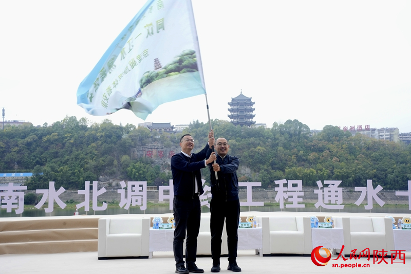 人民日報社陜西分社社長張鐵向采訪團(tuán)授旗。人民網(wǎng)記者 李志強(qiáng)攝