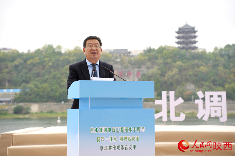 安康市副市長周康成介紹南水北調(diào)中線工程10年來安康的貢獻(xiàn)。人民網(wǎng)記者 李志強(qiáng)攝