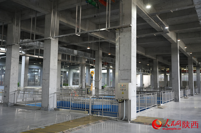 下沉到地下的污水處理環(huán)節(jié)。人民網(wǎng)記者 李志強(qiáng)攝