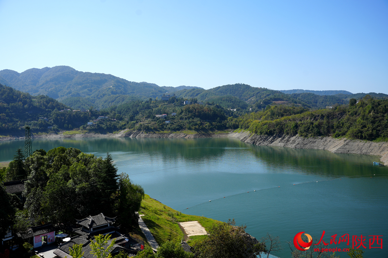 登高遠(yuǎn)眺，瀛湖水面碧綠如璽。人民網(wǎng)記者 李志強(qiáng)攝