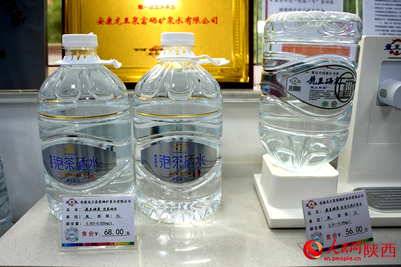 “龍王泉”包裝飲用水部分產(chǎn)品展示。人民網(wǎng)記者 李志強(qiáng)攝