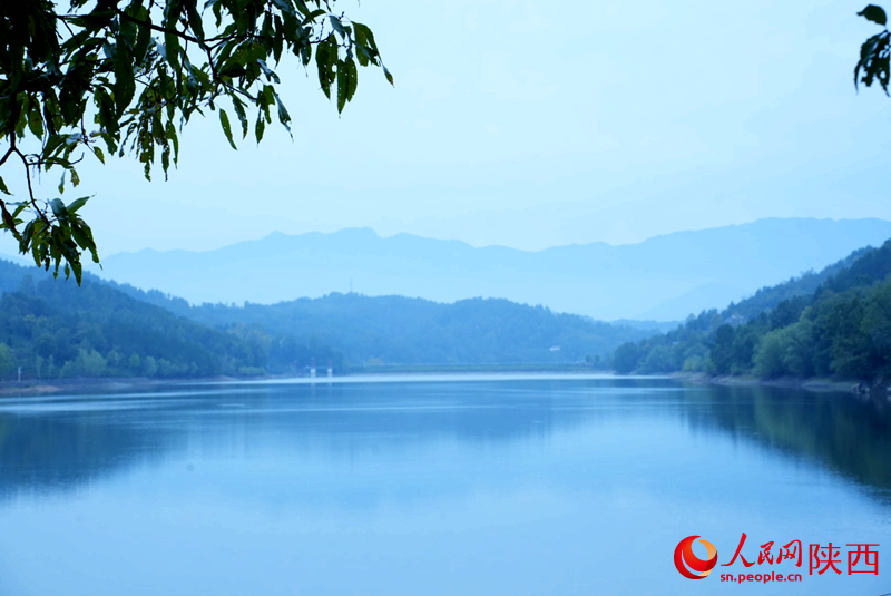 漢陰縣觀音河水庫(kù)。人民網(wǎng)記者 李志強(qiáng)攝