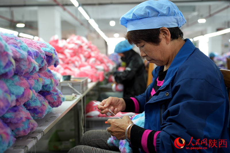 工人們正在趕制出口訂單。人民網(wǎng)記者 李志強攝