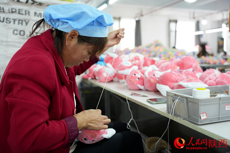 工人們正在趕制出口訂單。人民網(wǎng)記者 李志強(qiáng)攝