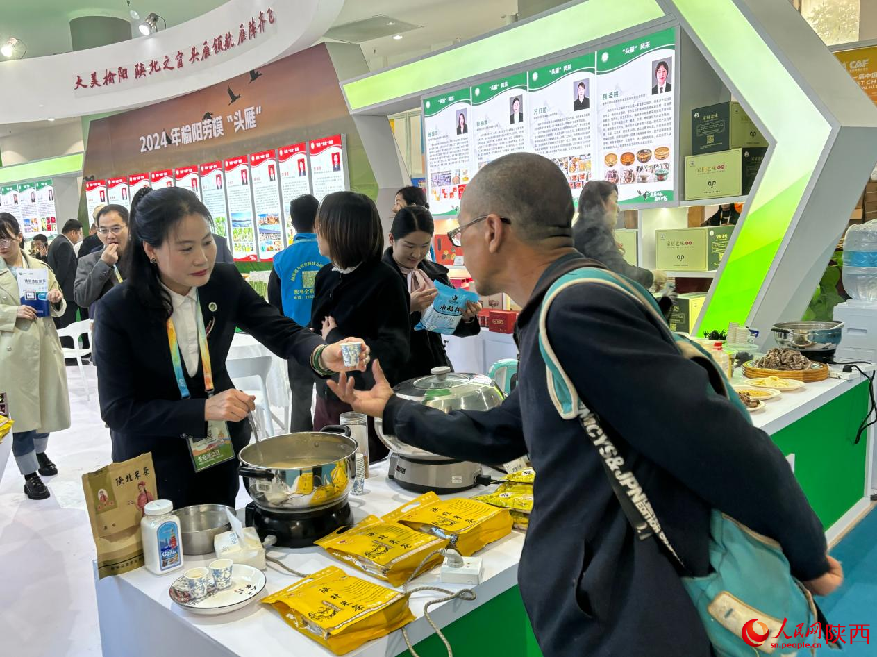 觀眾品嘗陜北米茶。 人民網(wǎng) 吳德鋒攝