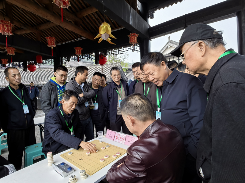 象棋比賽現(xiàn)場，眾人圍觀選手對決。石泉融媒供圖