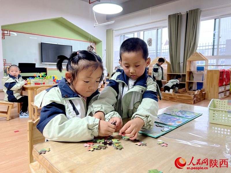 在鳳翔區(qū)第三幼兒園內(nèi)，小朋友正在上手工課。人民網(wǎng)記者 孫挺攝