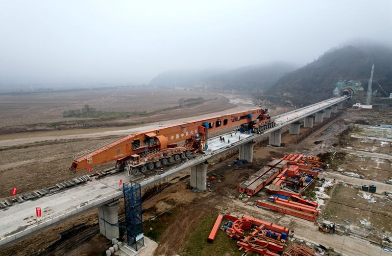 蒙家灣梁場(chǎng)末孔箱梁架設(shè)現(xiàn)場(chǎng)。岳建偉 攝