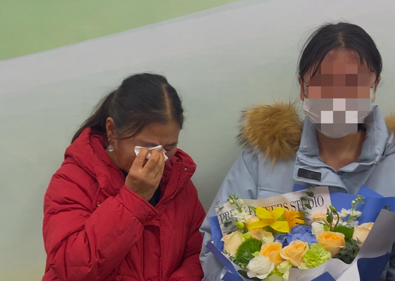 11月22日上午，“認(rèn)親”現(xiàn)場(chǎng)，歡笑和淚水交織。人民網(wǎng) 實(shí)習(xí)生權(quán)子昂攝