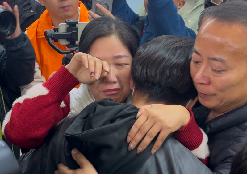 11月22日上午，“認(rèn)親”現(xiàn)場(chǎng)，一位媽媽擁抱著被拐17年的孩子喜極而泣。人民網(wǎng) 實(shí)習(xí)生權(quán)子昂攝