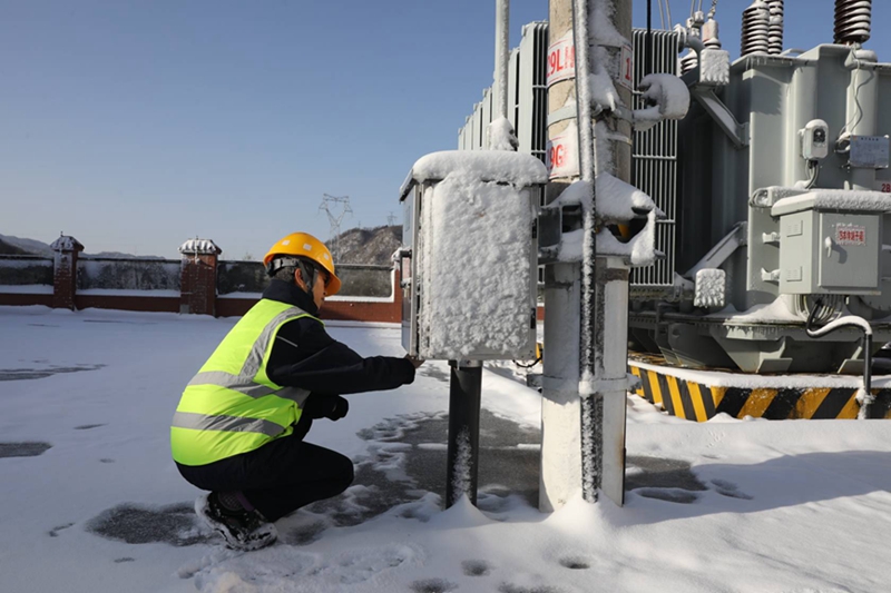 西安鐵路局寶雞供電段秦嶺供電車間變電所值守人員正在巡視檢查電動(dòng)隔離開關(guān)狀態(tài)。張贏弘 攝