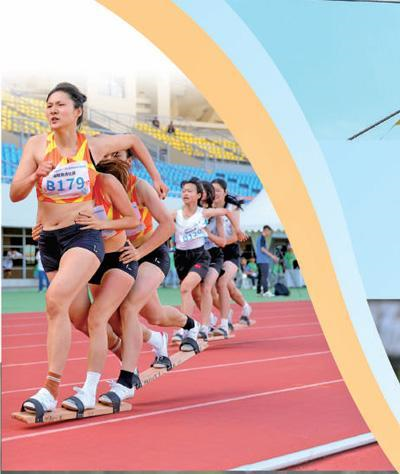 運動員在板鞋競速項目女子60米復(fù)賽中。本報記者 厲衍飛攝