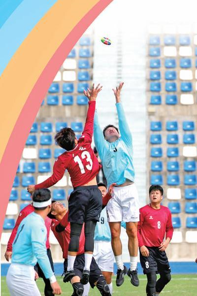 北京隊與廣東隊選手在花炮項目中比拼。本報記者 厲衍飛攝